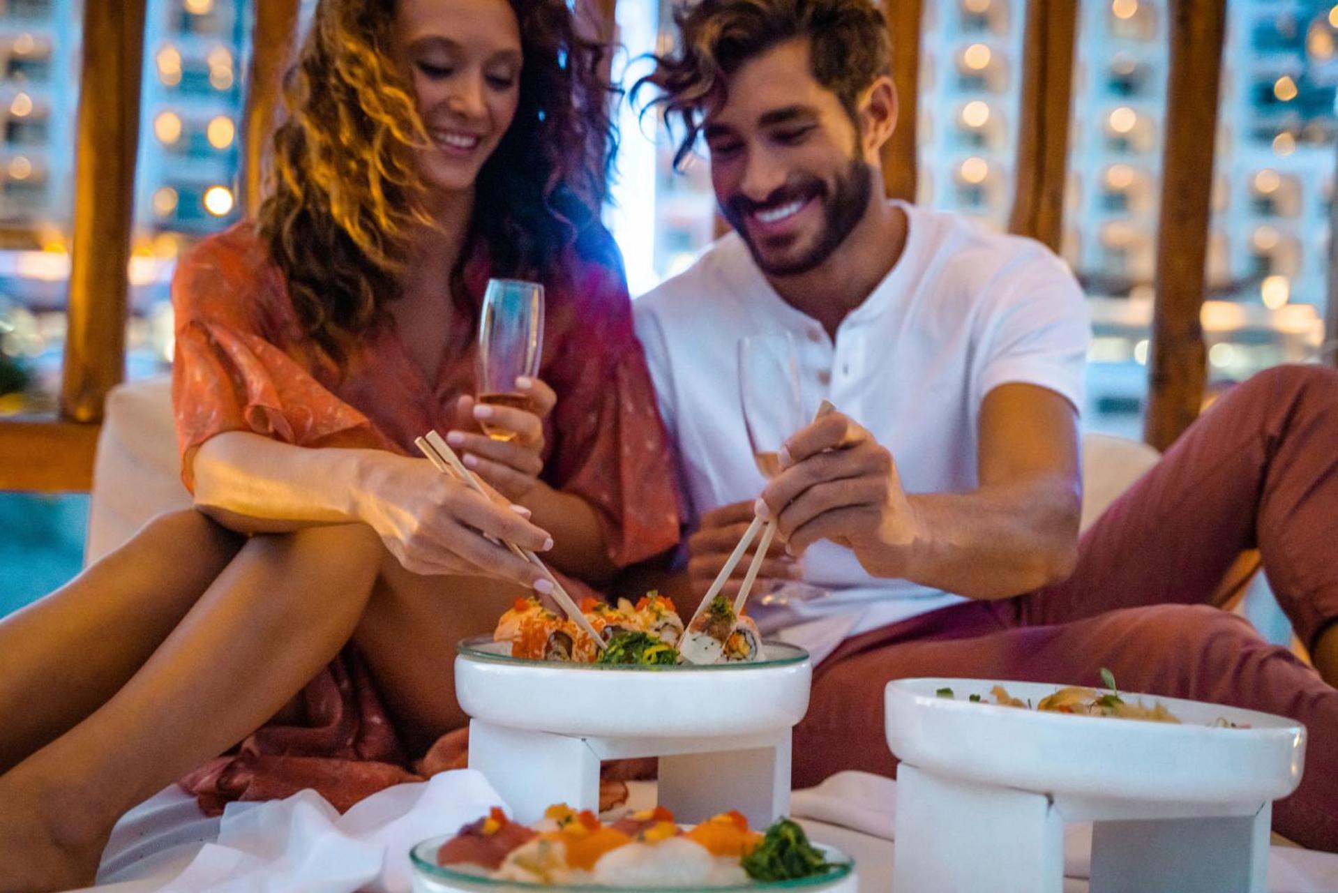 Mitsis Selection Alila Hotel Faliraki Exterior foto A couple eating at a restaurant