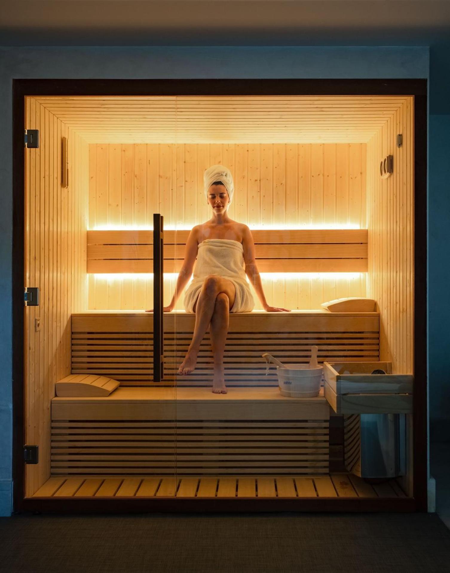 Mitsis Selection Alila Hotel Faliraki Exterior foto A woman in a sauna
